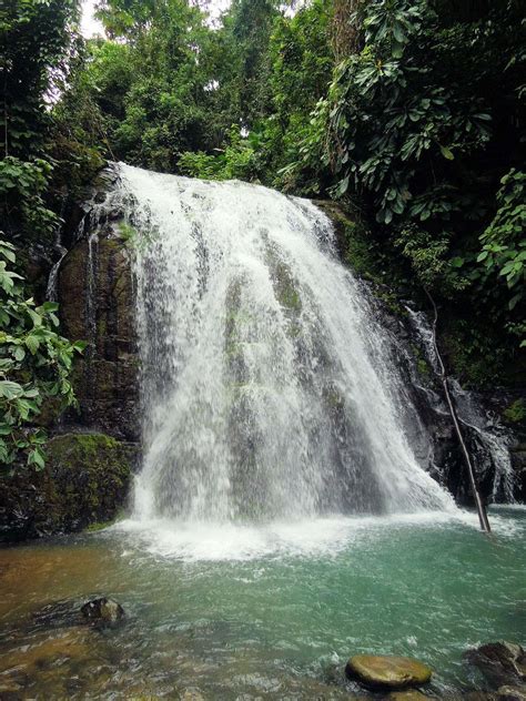 Nous sommes une Agence immobiliere des Seychelles. . Waterfall property for sale ecuador
